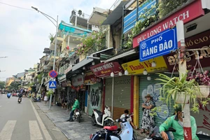 Đằng sau việc phố kinh doanh sầm uất ở Hà Nội vắng tanh vắng ngắt