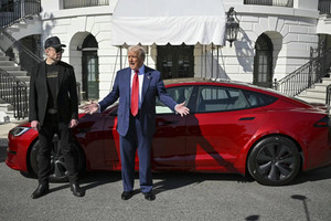 Ông Trump cân nhắc bán chiếc Tesla sau căng thẳng với Elon Musk