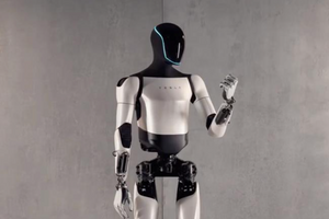 Robot nặng 47kg, cao 1,8m 'nổi điên' tấn công người, đoạn video ghi lại cảnh tượng khiến cư dân mạng sợ hãi