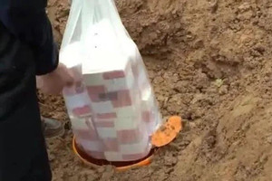 Tịch thu 5,6 tỷ đồng tiền mặt chôn dưới đất trang trại, bắt giữ hơn 20 đối tượng