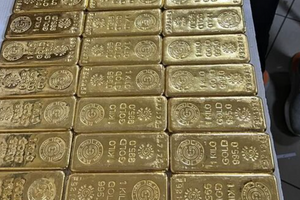 Khám xét một ô tô trên tuyến cao tốc, thu giữ hơn 12 cân vàng không rõ nguồn gốc trị giá 27 tỷ đồng