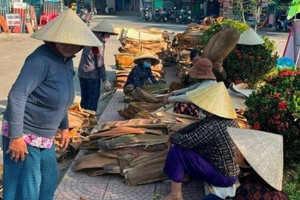 Nông dân Quảng Ngãi lập chợ 'quái lạ' mỗi tuần họp một lần, không bán cá thịt mà bán 'rác'