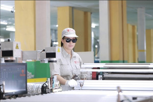 Xuất khẩu gặp thuế quan Mỹ, trong nước gặp hàng Trung Quốc giá rẻ: Một doanh nghiệp HoSE bắt tay VinFast để xoay trục sống còn
