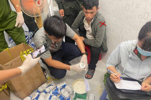 Khám xét nơi ở, bắt khẩn cấp Huỳnh Quốc Hoa Kỳ