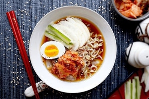 Nền kinh tế lớn thứ 4 châu Á quay cuồng vì ‘bão giá’: Ăn mì gói kèm trứng chần cũng là một điều xa xỉ