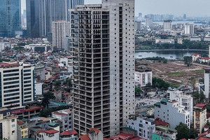 Tòa nhà 28 tầng giữa khu đất vàng hiếm hoi của Thủ đô sau 14 năm xây vẫn ‘trơ xương’ do vướng 200 tỷ
