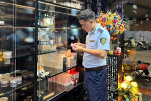 Bắt lô mỹ phẩm nhập lậu trị giá gần 1 tỷ đồng giữ lòng phố cổ Hà Nội