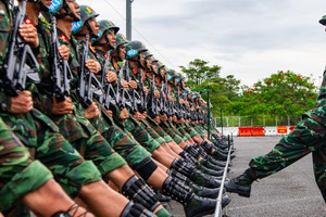 Bộ đội Hoá học đeo tạ chân khổ luyện diễu binh chuẩn bị 80 năm Quốc khánh