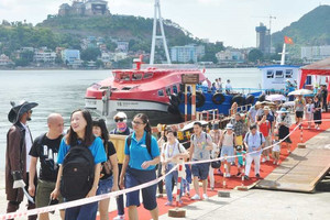 Tỉnh giàu có cách Hà Nội 200km đón tin vui, gần 50.000 người nước ngoài trên 35 tàu biển kéo đến