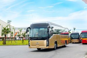 Hãng xe Việt Kim Long Motor bàn giao lô xe cho một doanh nghiệp vận tải du lịch tại miền Trung