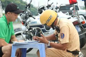 Ngậm ngùi mất tháng lương nếu ra đường quên một trong 3 loại giấy tờ này?