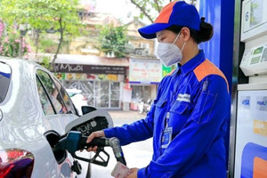 Giá dầu thế giới tăng vọt do lo ngại xung đột Trung Đông, giá xăng dầu trong nước chiều nay biến động ra sao?