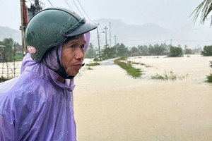 'Khi tỉnh dậy, nước đã ngập đầy nhà, đồ đạc trôi lềnh bềnh'