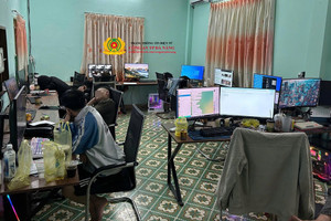 Khám xét khẩn cấp 2 căn nhà, bắt giữ nhiều đối tượng có trình độ công nghệ thông tin cao