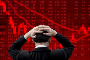 VN-Index 'bốc hơi' 10 điểm, một nhóm cổ phiếu ngược dòng tăng mạnh giữa xung đột tại Trung Đông