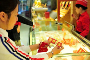 Đề xuất cấm dùng tiền mặt khi mua bán vàng từ 20 triệu đồng trở lên