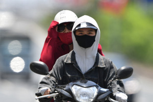 Hà Nội bất ngờ nắng nóng đến 37 độ chỉ 1 ngày, rồi lại mưa giông hạ nhiệt