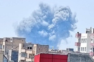 Iran dọa tập kích các căn cứ Mỹ - Anh - Pháp, Israel cảnh báo 'thiêu rụi Tehran'