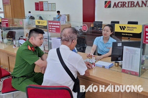 Ông V. đến ngân hàng rút sổ tiết kiệm để chuyển khoản 200 triệu đồng, nhân viên Agribank nhận giao dịch rồi lập tức báo công an