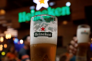 Việt Nam chính thức tăng thuế đồ uống có cồn lên 90%, các 'ông lớn' Heineken, Carlsberg xoay sở ra sao?