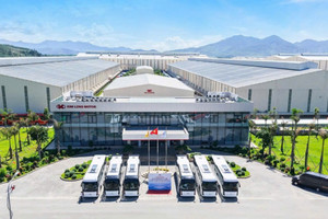 Hãng xe Việt Kim Long Motor bàn giao lô xe bus đầu tiên trong hợp đồng 50 chiếc với hai ông lớn vận tải