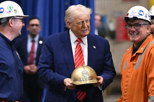 Chấp thuận vụ ‘bán rẻ’ biểu tượng công nghiệp quốc gia: Ông Trump tính gì?