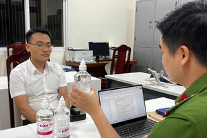 Sản xuất cồn y tế giả, một phó chủ tịch UBND thị trấn ở Hà Nội bị bắt