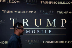 Ra mắt điện thoại thông minh Trump Mobile, giá 499 USD