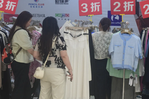 Nền kinh tế lớn thứ 2 thế giới lung lay: Người dân phải hạn chế chi tiêu, đến mua đồ cũng ưu tiên hàng giảm giá