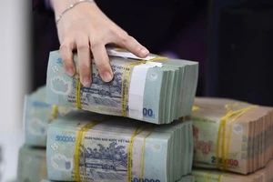 Cảnh báo rủi ro khi lượng tiền khổng lồ 'bơm' ra nền kinh tế