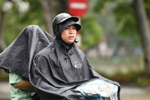 Dự báo thời tiết 18/6/2025: Khu vực mưa giông mạnh, Hà Nội nắng nóng 36 độ