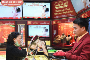 Mua bán vàng từ 20 triệu đồng phải chuyển khoản: Có hợp lý?