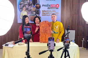 Chủ tịch huyện tự dựng video, dạy dân bán hàng online: Gần nửa năm mang về doanh thu 4.000 tỷ