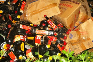 Hơn 1.000 chai nước mắm bị vứt ven đường