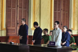 Chính thức tuyên án 60 năm tù với giao dịch viên ngân hàng sinh năm 1999 và các bị cáo