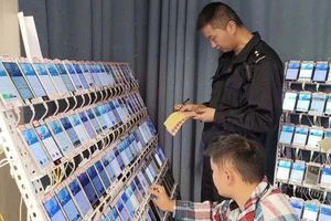 Phát hiện 7 tỷ tiền mặt cùng hơn 1.800 điện thoại di động tại căn trọ mở điều hòa 24/7