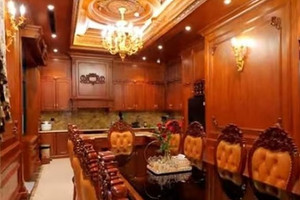 Bên trong ‘lâu đài gỗ quý’ của đại gia vùng biên: Cổng nhôm đúc, đèn dát vàng, hồ cá Koi tiền tỷ