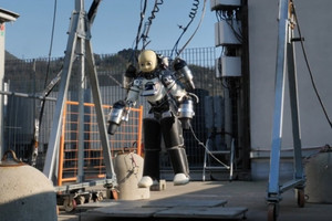 Robot đầu tiên trên thế giới bay được nhờ động cơ phản lực