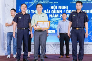 Điểm tên 12 doanh nghiệp vừa được Chi cục Hải quan khu vực XVII tặng giấy khen