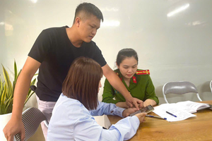 Chị T. định ‘chi’ 500 triệu đồng để rút tiền đầu tư, công an lập tức ngăn chặn