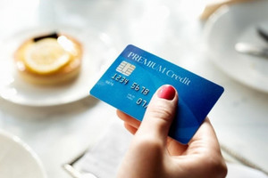 Một ngân hàng sắp hủy toàn bộ giao dịch đối với 2 dòng thẻ