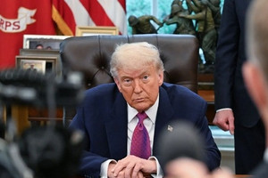 Ông Trump ám chỉ thay đổi chính quyền Tehran, Iran đóng cửa eo biển Hormuz