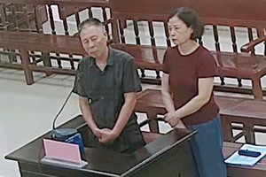 Tuyên phạt cặp vợ chồng Chủ tịch bán đất ảo 24,5 năm tù