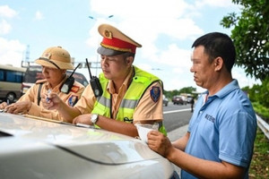 Hành vi nhiều tài xế lầm tưởng ‘vô thưởng vô phạt’ khi đi trên cao tốc, vi phạm sẽ bị phạt lên tới 14 triệu đồng và trừ 6 điểm GPLX