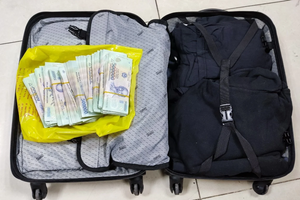 Thu giữ 75 cọc tiền trị giá hơn 2,7 tỷ đồng ngay tại sân bay