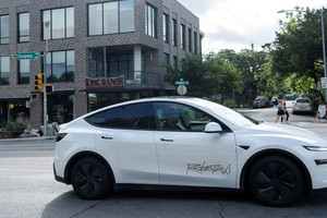 Buồn của Elon Musk: Robotaxi bị tố chạy sai đường, phanh gấp giữa phố, cơ quan quản lý 'sờ gáy' Tesla