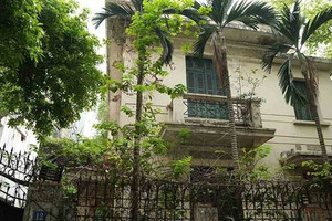 Biệt thự bỏ hoang 10 năm trên đất ‘kim cương’ Hà Nội đề xuất làm trụ sở phường: Rộng 410m2, bên trong xuống cấp, lãng phí