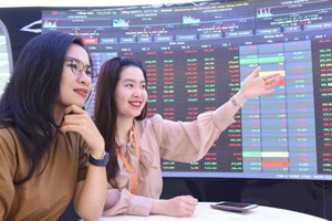 [LIVE] Thị trường 25/6: VN-Index lên 1.370 điểm, nhóm midcap hút dòng tiền