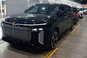 VinFast VF 9 bản đặc biệt lộ diện: Gắn logo vàng, thiết kế sang chảnh như Rolls-Royce