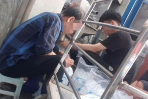 Rùng mình khi loạt quán cà phê nổi tiếng Hà Nội dùng đá viên từ xưởng mất vệ sinh